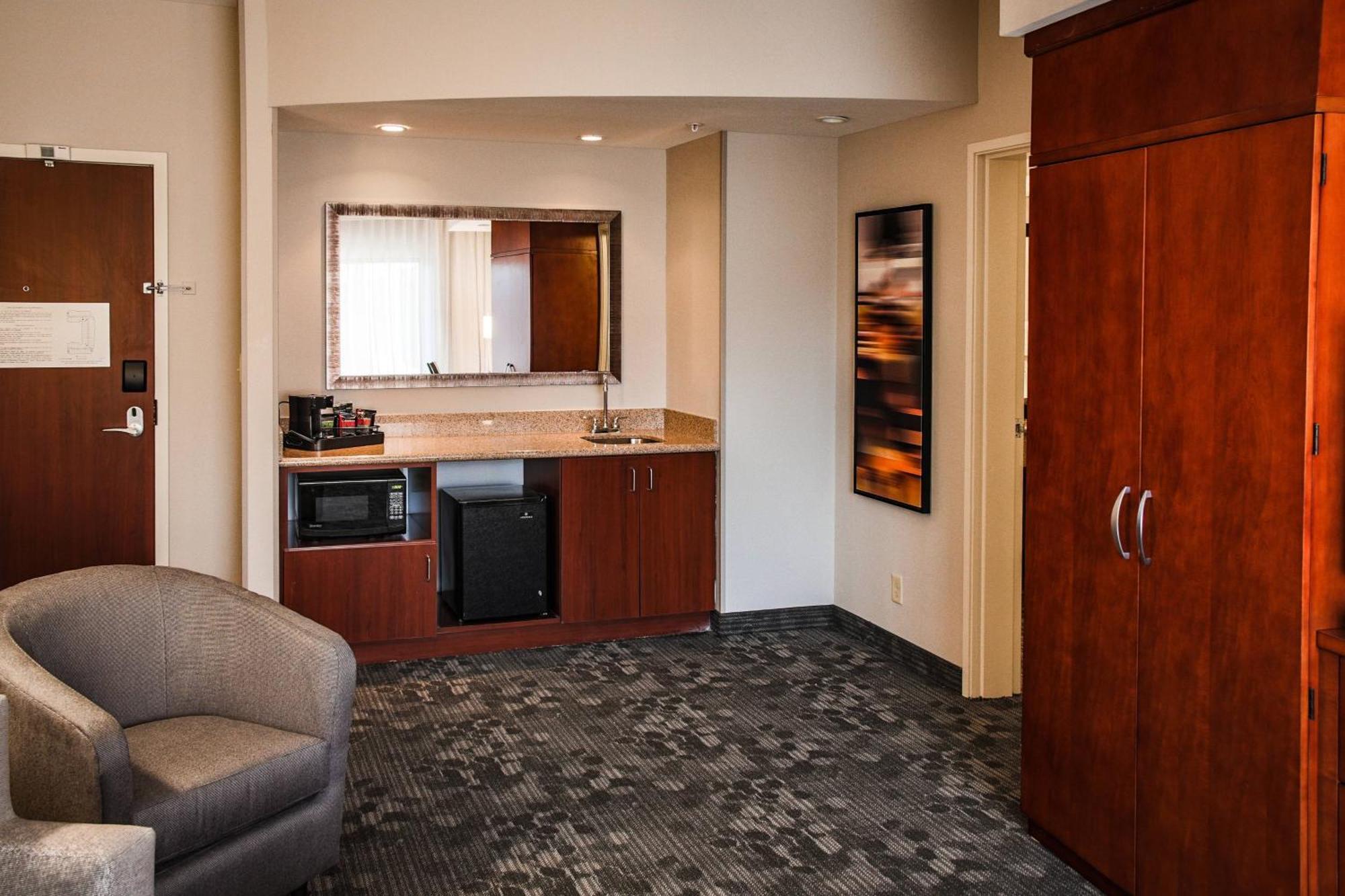 Courtyard By Marriott Hotel